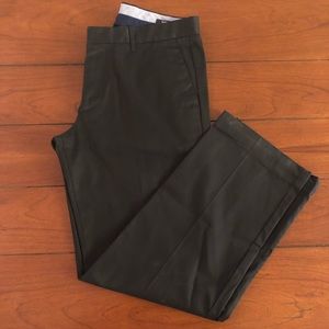 Gap Tailored fit khakis 34x32